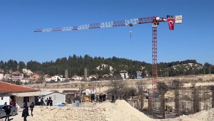 Maaş alamayan TOKİ işçileri vinç üzerinde eylem yaptı