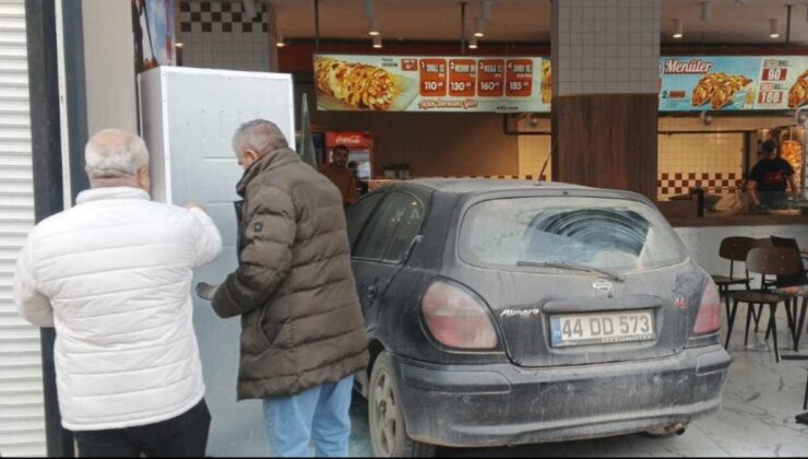 Malatya'da kontrolden çıkan otomobil döner salonuna girdi
