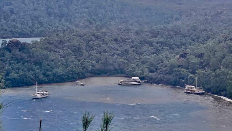 Marmaris'te 3 gezi teknesi karaya oturdu