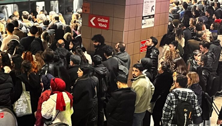Metro bozuldu İstanbullu bu sabah yağmur altında yolda kaldı
