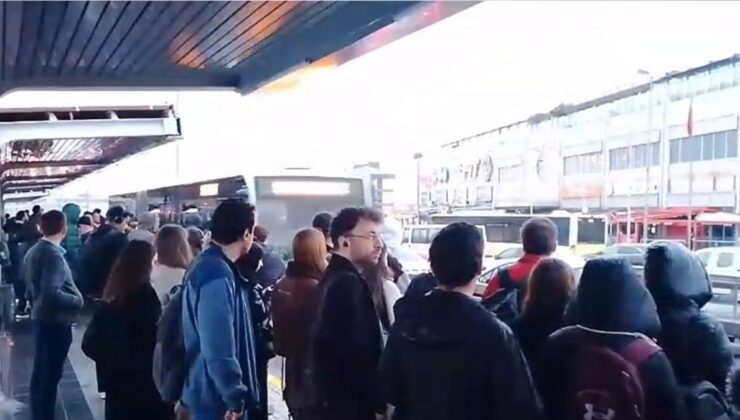 Metrobüs arızası: Duraklarda yoğunluk oluştu