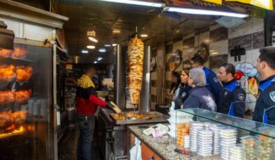 Mide bulandıran görüntü: Dönerciden kurtlu salça ve turşu çıktı