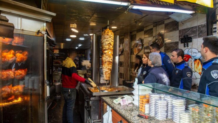 Mide bulandıran görüntü: Dönerciden kurtlu salça ve turşu çıktı