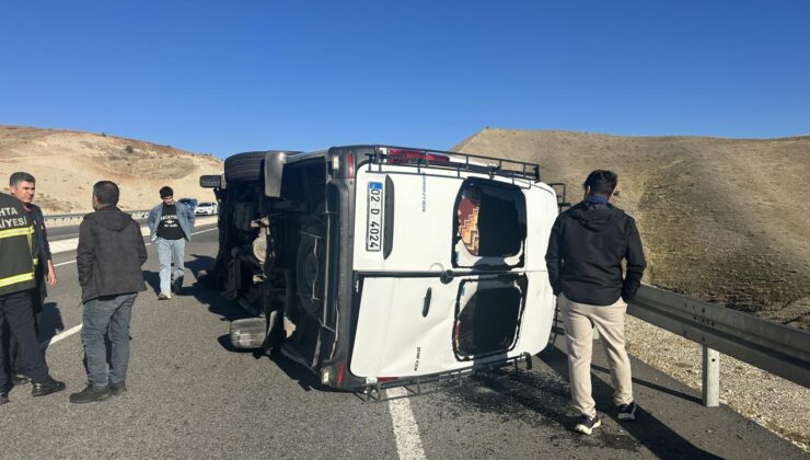 Minibüsle otomobil çarpıştı: 4 yaralı