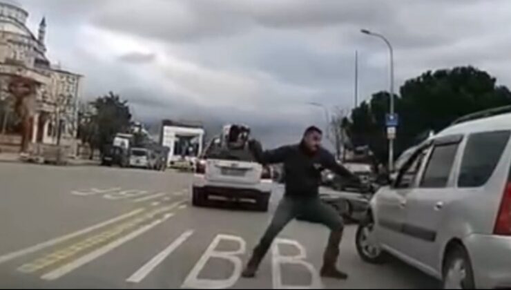 Motosikletten indi tekme attı yetmedi kaskla saldırdı!