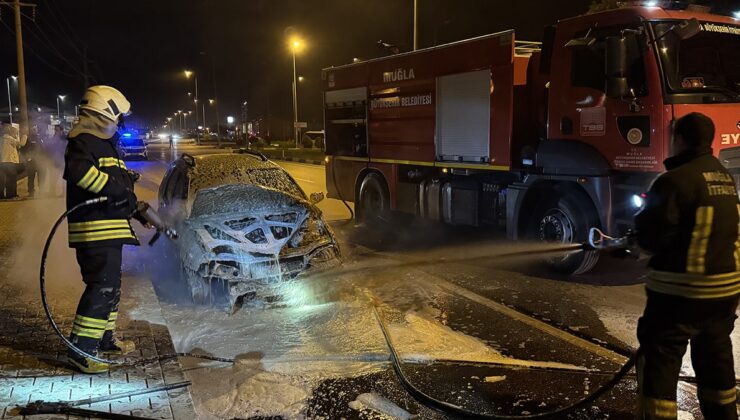 Muğla’da alev alan otomobil küle döndü