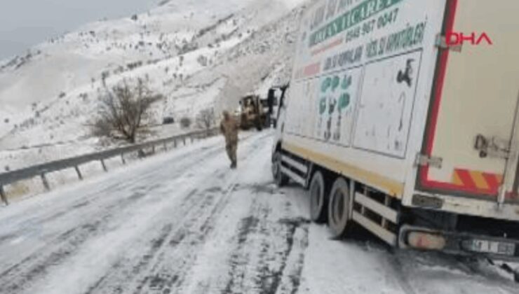 Muş'ta yolda kalan 20 araç kurtarıldı