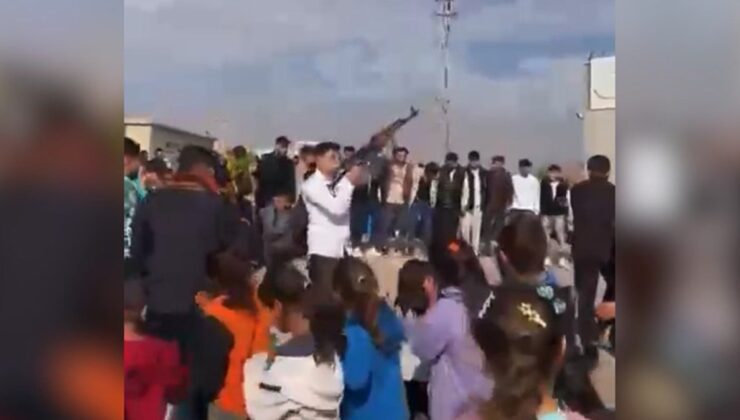 Onlarca çocuğun yanında uzun namlulu tüfekle havaya ateş açtılar