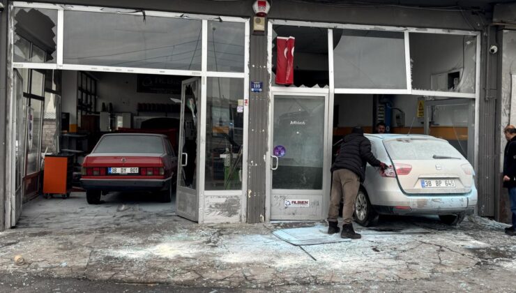 Ortalık savaş alanına döndü! Otomobilin LPG tankı patladı: 3 yaralı