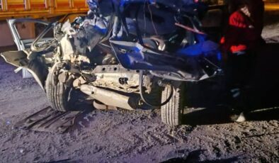 Otomobil, park halindeki TIR’a çarptı: Ölü ve yaralı var