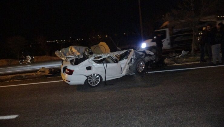 Otomobil park halindeki TIR'a çarptı: 1'i ağır 2 yaralı