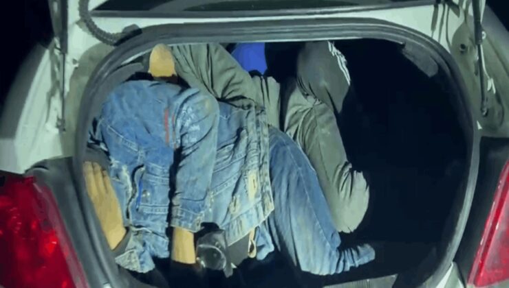 Otomobilin bagajından kaçak göçmenler çıktı