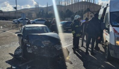 Otomobille hafriyat kamyonu çarpıştı: 5 yaralı