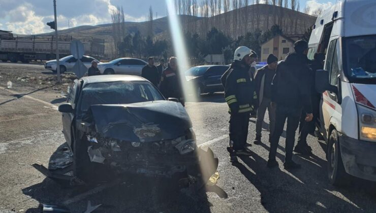 Otomobille hafriyat kamyonu çarpıştı: 5 yaralı