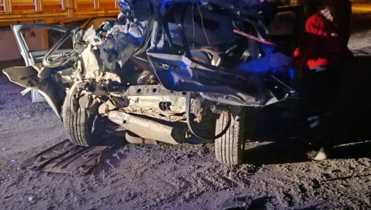 Park halindeki TIR’a çarpan otomobilde 1 ölü, 1 ağır yaralı