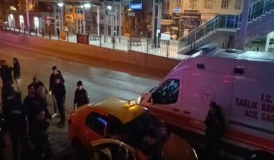 Polis memuru tartıştığı genci taksinin içinde başından vurdu