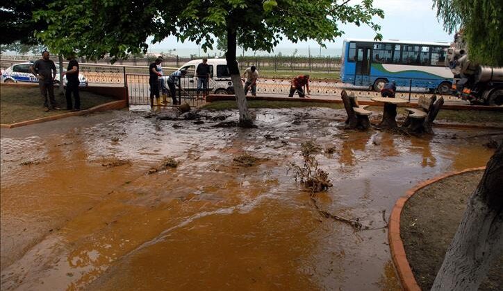 Rize'de içme suyu isale hattı patladı