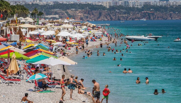 Ruslar 'sıcak', Almanlar 'serin' Antalya'ya geldi