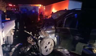 Sakarya Pamukova’da iki araç kafa kafaya girdi