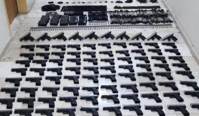 Silah kaçakçılarına darbe! Otomobilden cephanelik çıktı