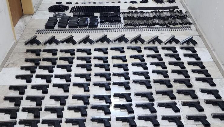Silah kaçakçılarına darbe! Otomobilden cephanelik çıktı