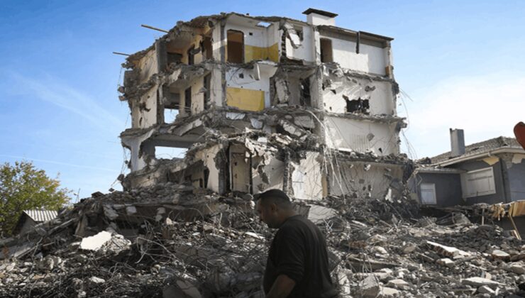 Sındırgı'da ağır hasarlı 18 bina daha yıkıldı