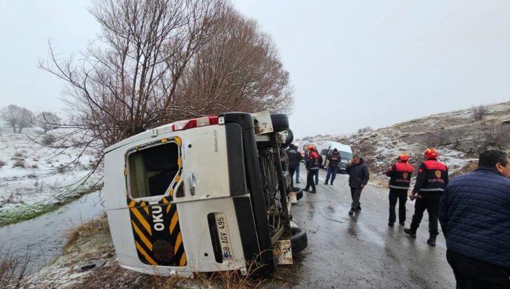 Sivas'ta öğrenci servisi devrildi: 15 yaralı