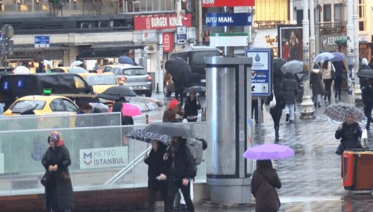 Taksim'de yağmur Üsküdar'da sis etkili oluyor