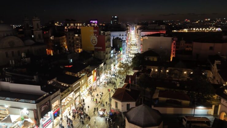 Taksim'de yılbaşı yoğunluğu havadan görüntülendi