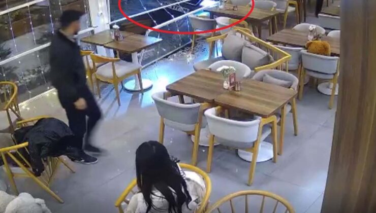 Talas’ta kontrolden çıkan otomobil kafeye daldı