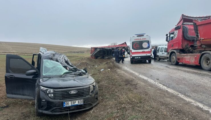 TIR devrildi iki kişi ölümden kıl payı kurtuldu