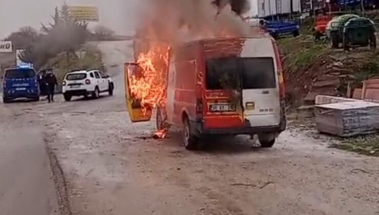Tokat’ta kargo minibüsü alev alev yandı