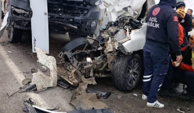 Tokat’ta kamyon ile kamyonet çarpıştı: Ölü ve yaralı var