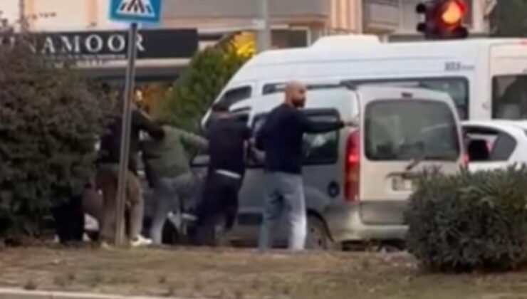 Trafikte tartışıp araçtan indirdiler! 5 kişi birden dövdü, sosyal medya bu görüntülerle çalkalandı
