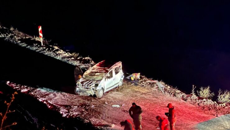 Tunceli'de hafif ticari araç hurdaya döndü: 1’i ağır 2 yaralı