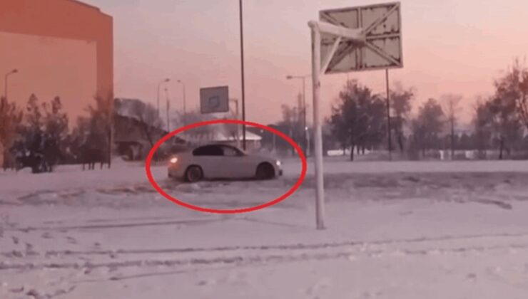 Üniversitenin basketbol sahasında kar üzerinde drift attı