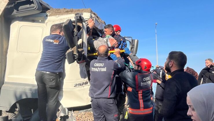 Ünye’de kamyon TIR’a çarptı: Sürücü itfaiye tarafından kurtarıldı
