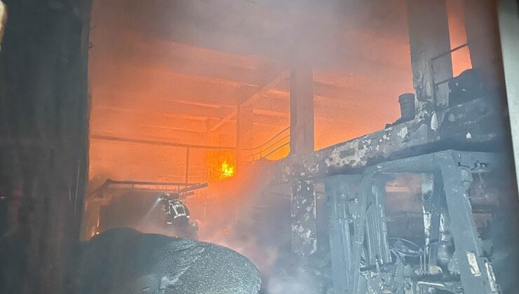 Uşak’ta plastik poşet fabrikasında yangın: Hasar oluştu