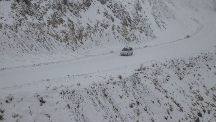 Van'da 90 yerleşim yerini kar kapattı