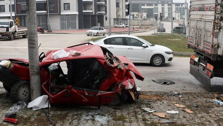 Vezirköprü’de kamyonla otomobil çarpıştı: 4 yaralı
