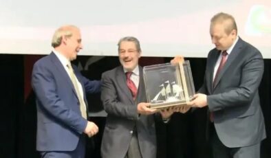 Yazar Sadık Albayrak’a ‘Yılın Fikir Adamı’ ödülü verildi