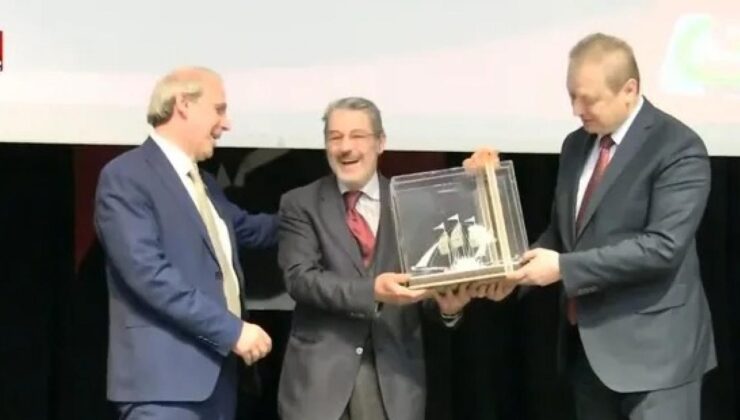 Yazar Sadık Albayrak’a ‘Yılın Fikir Adamı’ ödülü verildi