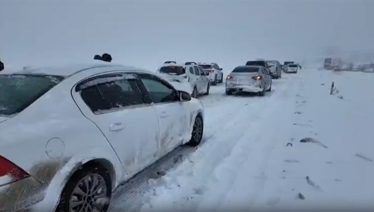 Yoğun kar hayatı felç etti, yollarda kilometrelerce kuyruk oluştu