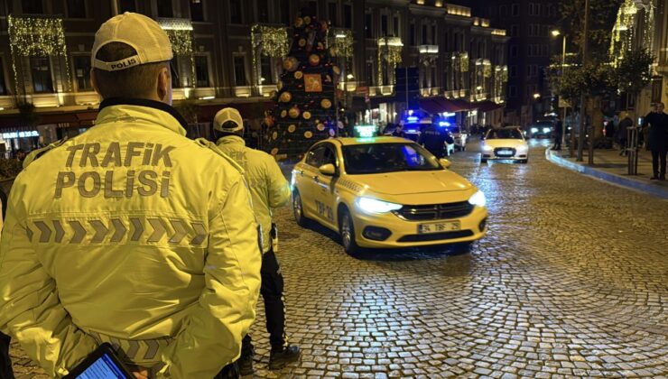 Yüksek sesli müzik açan trafik magandaları polise yakalandı