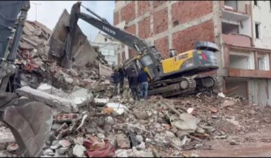 Zeytinburnu’nda kontrollü yıkımda beton parçaları düştü: Bir işçi yaralandı