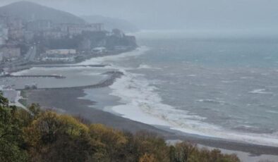 Zonguldak’ta deniz taştı, kardan 81 köy yolu kapandı