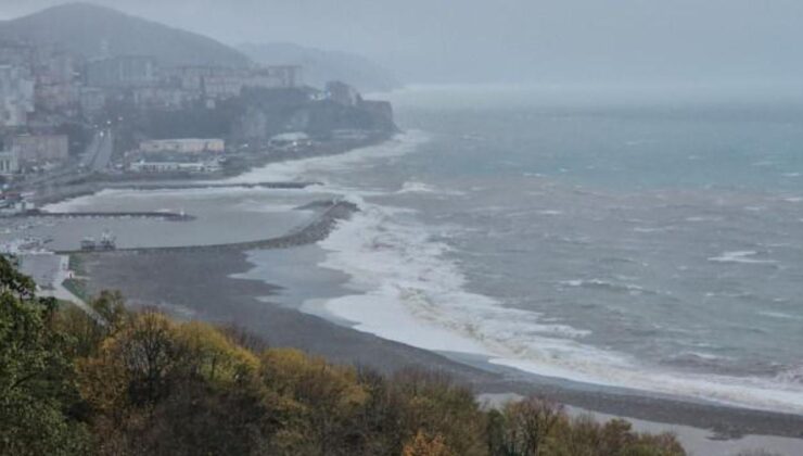 Zonguldak’ta deniz taştı, kardan 81 köy yolu kapandı