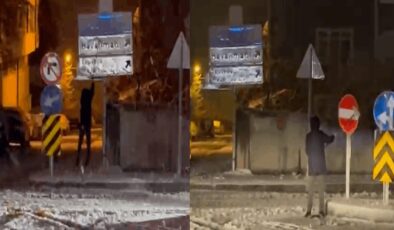 12 yaşındaki Kadir karla kaplanan trafik levhalarını temizledi