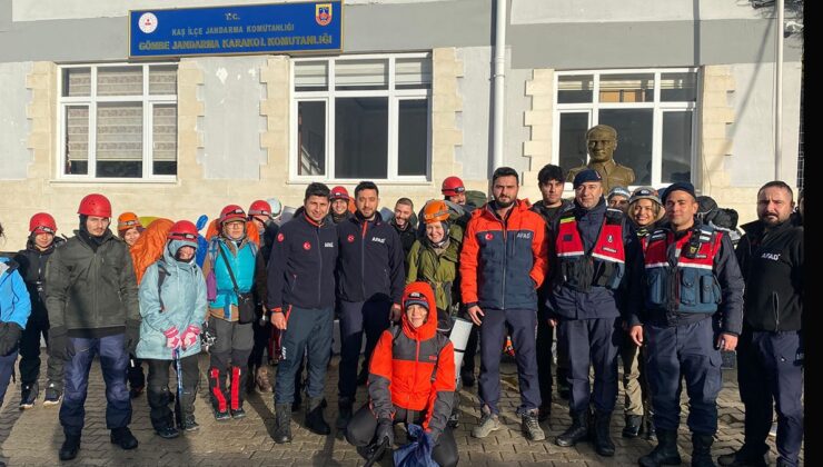 24 kişi kamp için çıktıkları dağda mahsur kaldı