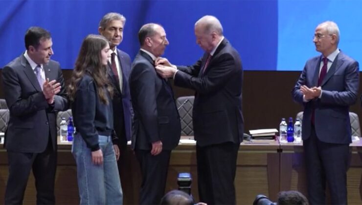 4 belediye başkanı daha AKP'ye geçti, rozetlerini Erdoğan taktı